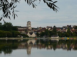 A general view of Le Mêle-sur-Sarthe from the Bois-Roger lake