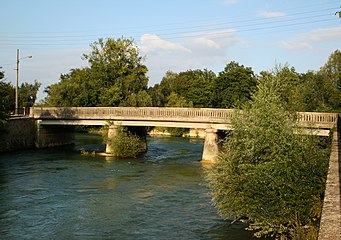 橫跨奧布河的橋樑
