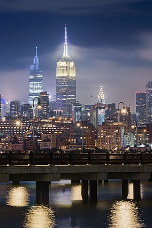 图为从美国新泽西州泽西市眺望哈德逊河对岸的纽约曼哈顿中城。