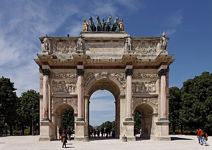 卡魯塞爾凱旋門，建於1806年至1808年之間，以紀念拿破崙的勝利