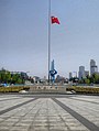 山东省济南市泉城广场下半旗为死者志哀。