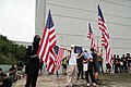 集会人士带备美国国旗