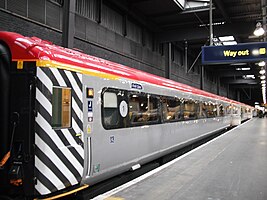 维珍列车银色涂装“英国铁路3A型客车”开放式一等座车，2009年8月拍摄于伦敦尤斯顿车站。
