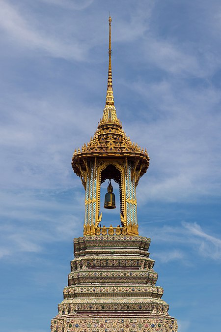 图为玉佛寺钟塔顶部的正面，玉佛寺位于泰国曼谷大皇宫旁边，供奉的是帕佛陀大摩尼宝玉佛。今天是扎克里王朝纪念日。