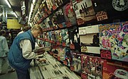 人們在音像店購買音樂。（1988年攝於德國）
