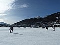 冰冻的圣莫里茨湖和圣莫里茨城镇一景