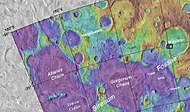 显示了戈耳贡混沌、亚特兰蒂斯混沌、马格汉斯陨石坑和西摩伊斯圆丘相对位置的地图。