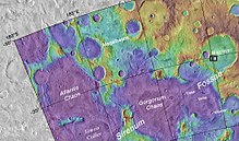 显示了塞壬堑沟、亚特兰提斯混沌、戈耳贡混沌、麦哲伦陨击坑和西摩伊斯丘群相对位置的地图。