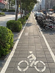 台北市某些路段的行人道设有自行车优先路线
