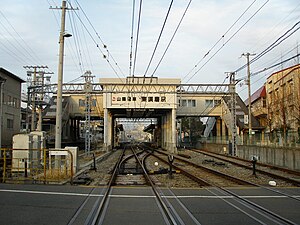 从铁路道口中望向车站（2008年2月22日）