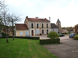 The town hall in Saints-en-Puisaye