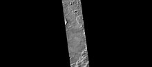 火星勘测轨道飞行器背景相机拍摄的舍贝勒陨击坑东边缘，显示了靠近照片顶部附近的滑坡。