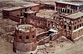 An aerial view of the façade of Darin Castle, behind which the palace of Muhammad bin Abdul Wahhab al-Faihani is visible.