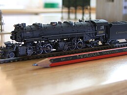 N规的火车头模型，并与铅笔摆放在一起比较大小