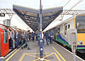 在英国伦敦的斯特拉特福站，乘客在东安格利亚国家特快车（National Express East Anglia）及地铁中央线之间进行换乘。