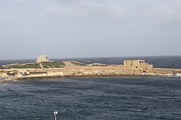 Qolla Il-Bajda with the Qolla Il-Bajda Battery to the right