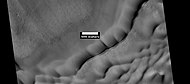 高分辨率成像科学设备显示的赫西陨击坑内的沙丘，注：这是前面描绘沙丘的第二幅图像的放大版。