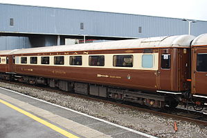 编号为3231的“英国铁路2D型客车”开放式一等座车，使用普尔曼涂装2012年8月拍摄于布里斯托尔寺院草原站。