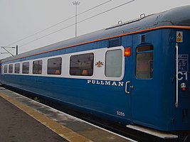FM铁路公司（英语：FM Rail）所使用的“英国铁路2F型客车”开放式一等座车，使用蓝色普尔曼涂装。