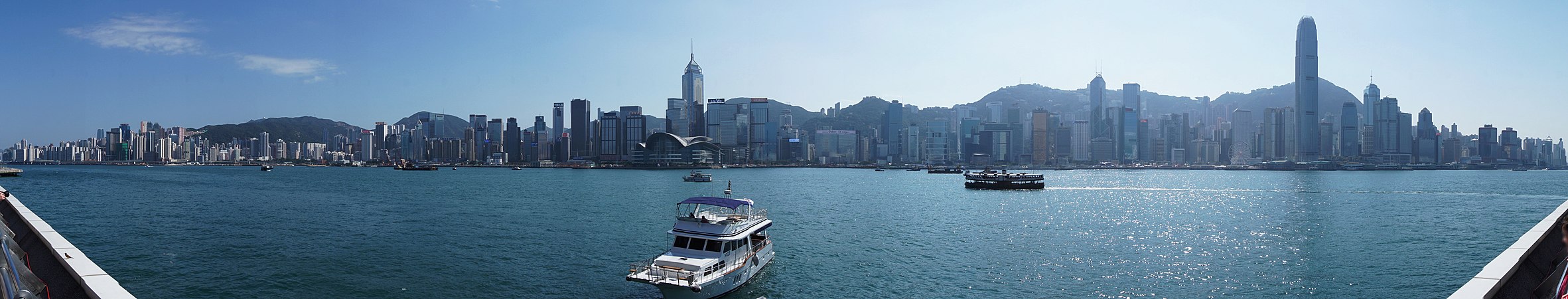 香港岛与九龙和新界同为香港三大地域之一，是香港开埠时最早发展的地区，也是香港的政治和经济中心。