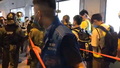 警员在元朗站地面收窄封锁线，逐一搜查记者身份，指无记者证的在场人士均会被票控