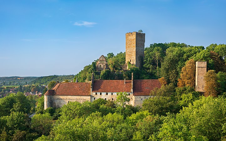 图为位于德国巴特拉珀瑙的埃伦堡城堡（德语：Burg Ehrenberg (Neckar)）。
