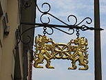 鹽味卷餅一直被使用為麵包師的標誌，在這裡可以看到兩隻獅子，位於格爾利茨, 德國。