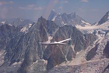 滑翔机在博朗峰附近进行越野飞行