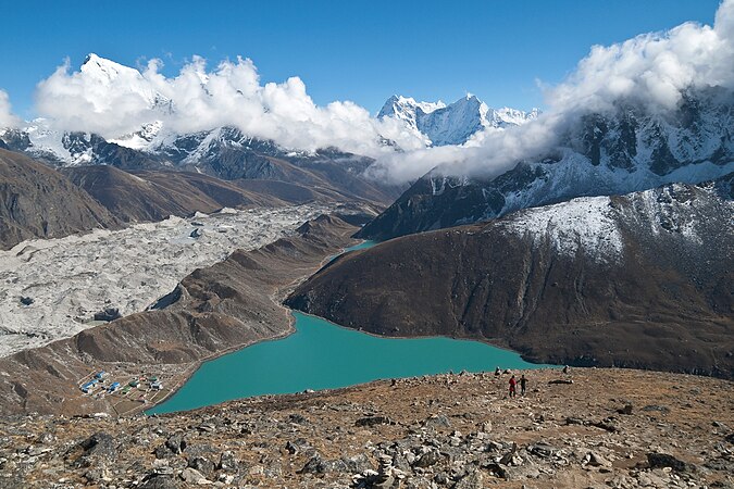 图为从海拔5,300米墎其尔岭望向墎其尔众湖的景观。喜马拉玛山上的最长最大的冰河果宗巴冰河，就在它的正下方。旁边还耸立着乔拉杰峰、塔波崎峰、甘地嘉峰、唐瑟古峰等一众坤布山峰。