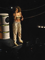 Jennifer Lopez baring her midriff and belly button while singing in 2012