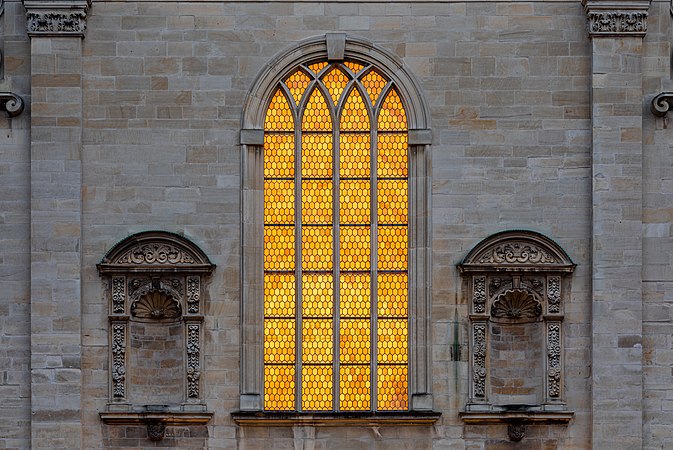 图为观察者教堂中被照亮的窗户，该教堂位于德国北莱茵-威斯特法伦州的明斯特。
