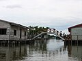 哥倫比亞聖瑪爾塔大沼澤湖（Ciénaga Grande de Santa Marta）一帶連接干欄式建築的橋
