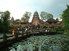 在巴厘省乌布镇，名为Pura Taman Saraswati（英语：Pura Taman Saraswati）的巴厘岛印度教庙宇，供奉辩才天女。