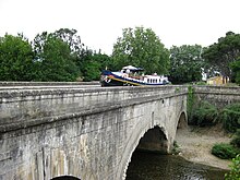 Side view of Anjodi crossing the Cesse. Here, you can see the Cesse River running underneath the Canal du Midi.