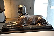 蒂沃利哈德良别墅发现的埃及狮身人面像，公元一世纪。现存慕尼黑埃及艺术国家博物馆。