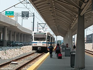2003年輕軌列車停靠此站