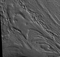 科勒槽沟内的坑洞，可能是流水造成，HiRISE 拍摄。