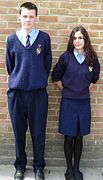 两位穿着典型综合学校（Comprehensive school）校服的学童。