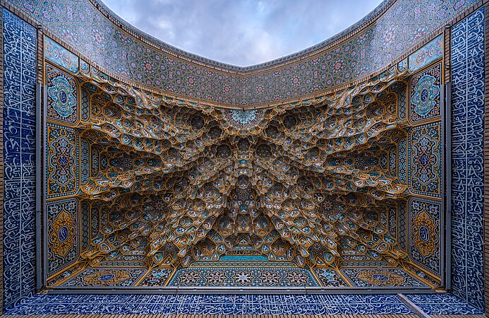 座落于伊朗库姆的法蒂玛圣陵的钟乳石檐口。