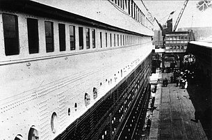 1912年4月10日，泰坦尼克号B层甲板的船体板的近照
