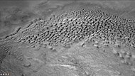 火星勘测轨道飞行器背景相机显示的赫西陨击坑坑底沙丘区，注：这是前一幅图像的放大版。