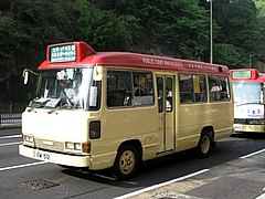 1989年起出廠的豐田Coaster紅色公共小巴，根據傷殘人士相關法例，採用易於閱讀的大型目的地顯示器（16座位大牌箱，已退役）