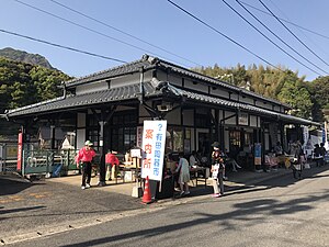 举行有田陶器市（日语：有田陶器市）期间的站房(2017年4月）