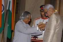 Charles Correa receiving Padma Vibhushan from President Dr. A.P.J. Abdul Kalam