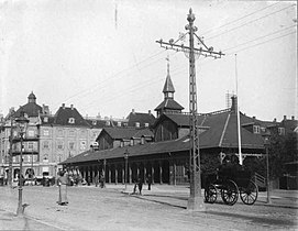 拍摄于1910年代至1920年代的东门站面向今奥斯陆广场正面，照片还拍到了途径东门站正门前的哥本哈根轻轨线（哥本哈根轻轨现已全线停运）。