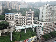 中国重庆轨道交通2号线，图中的李子坝站为高架车站，以下楼层是商铺，以上则是住宅