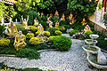 加利福尼亚州的佛光山西来寺的一座花园中的阿罗汉雕像。