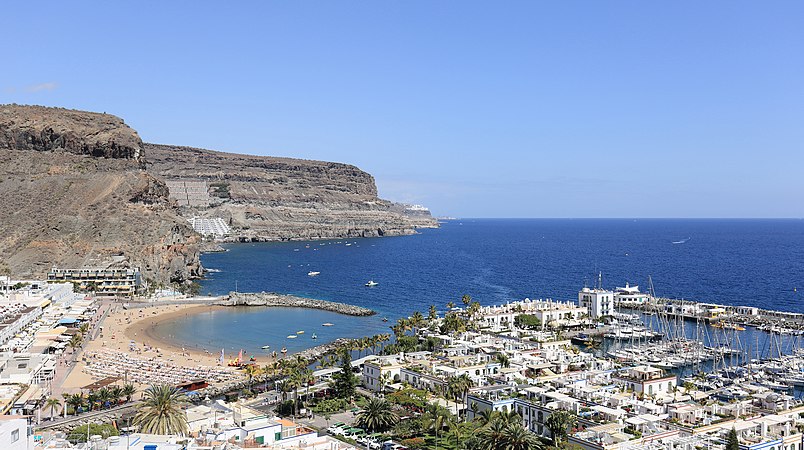以前为渔村，现在是旅游观光圣地的大加那利岛莫甘港全景。