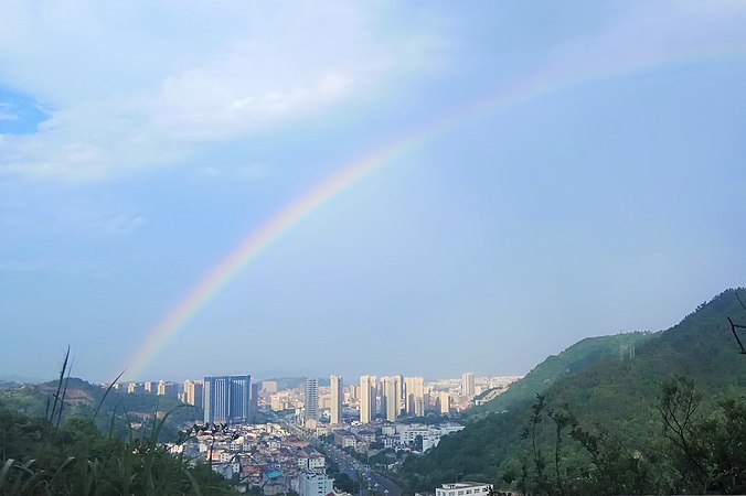 图为彩虹下的中国浙江省玉环市城区。