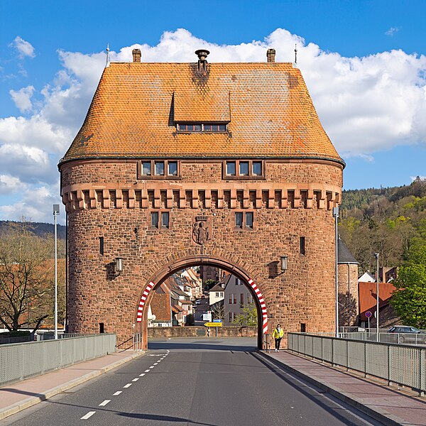 图为米尔滕贝格主河的桥上的门楼。